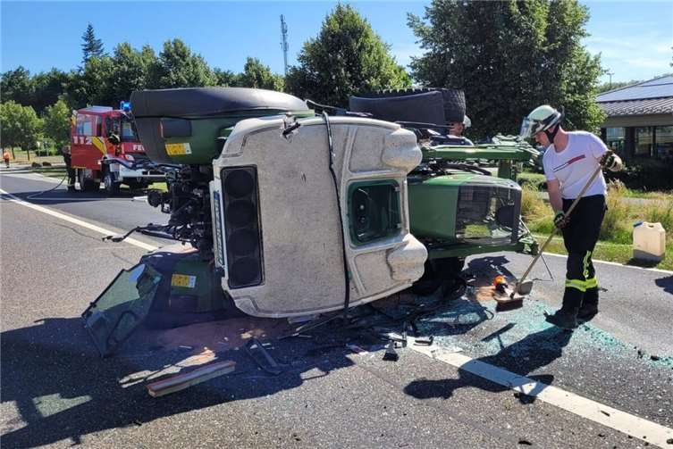 Der Traktor überschlug sich und blieb auf der Seite leigen.Foto: Wehrleiter VG Rengsdorf-Waldbreitbach