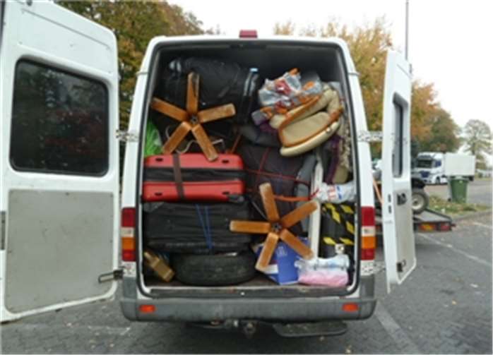 Der Transporter war um 35 Prozent überladen. Fotos: Polizei