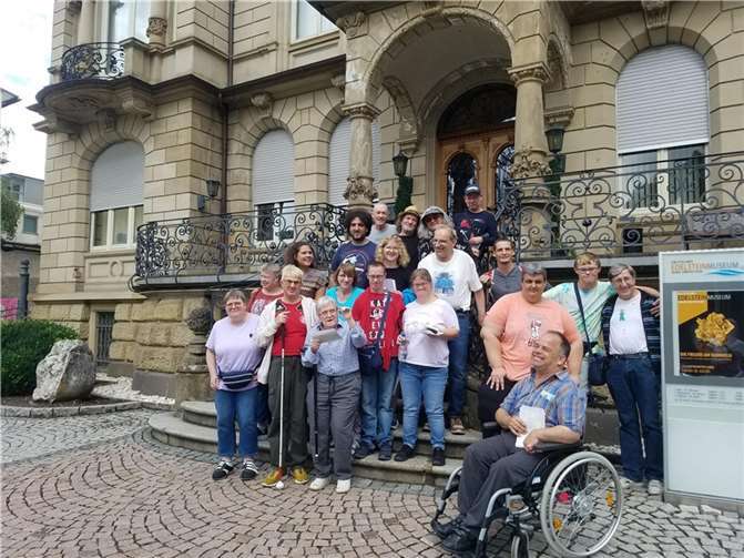 Der „Treff 81“ vor dem Edelsteinmuseum in Idar-Oberstein. Fotos: treff 81/Wagner