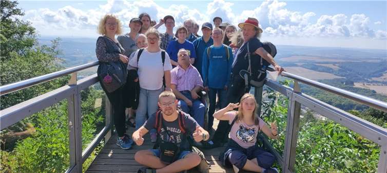 Der „Treff 81“ wanderte über den Baumwipfelpfad hoch über der Saarschleife. Foto: treff 81/privat