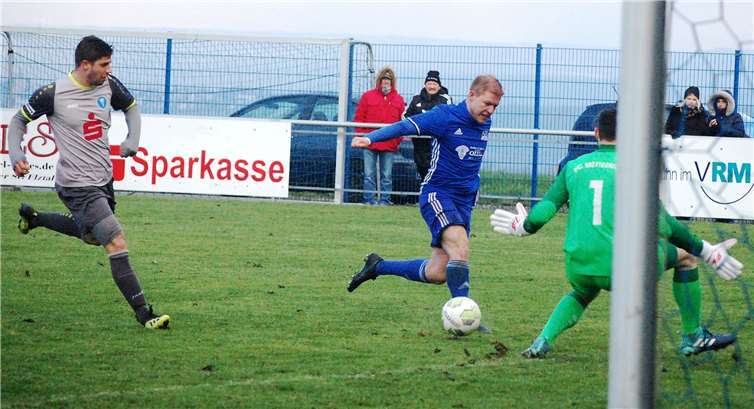 Der Treffer zum 1:1: Moritz Pies lässt Gegenspieler Carsten Wans stehen und schlenzt den Ball mit dem rechten Außenrist an Torwart Enrico Schmitt vorbei ins lange Eck.