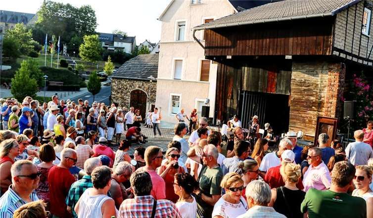 Der „Treffpunkt Kannenofen“ etablierte sich schnell als musikalisches und gesellschaftliches Highlight für die Bewohner und Besucher der Kannenbäckerstadt. Fotos: Quartiersmanagement Höhr