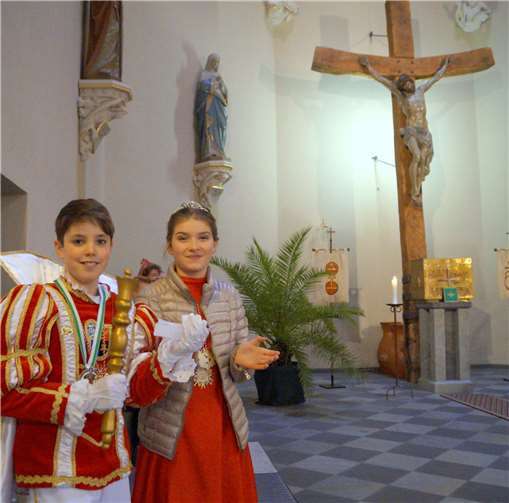 Der Treiser Kinderprinz Oliver II. und ihre Lieblichkeit Emilia I. gestalteten den Gottesdienst am Altar mit.