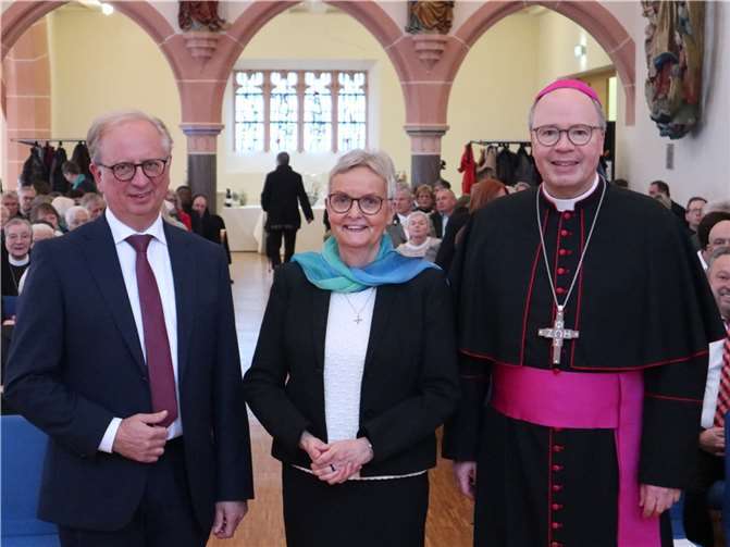 Der Trierer Bischof Dr. Stephan Ackermann (rechts) gratuliert der Generaloberin Schwester Edith-Maria Magar und Dr. Heinz-Jürgen Scheid, Vorsitzender des Vorstandes der Marienhaus Stiftung, zum Doppeljubiläum der Waldbreitbacher Franziskanerinnen.  Foto: Bistum Trier/Julia Fröder