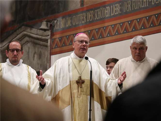 Der Trierer Bischof Stephan Ackermann (Mitte) feierte gemeinsam mit Engagierten und Interessierten das 25-jährige Bestehen des Fördervereins Hospizbewegung Andernach-Pellenz in Andernach.