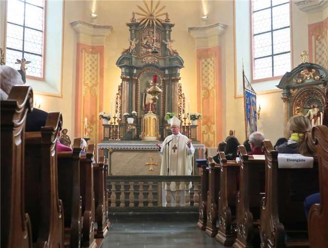 Der Trierer Bischof Stephan Ackermann feierte gemeinsam mit den Brohlerinnen und Brohlern einen Gottesdienst zum Auftakt des Festtages anlässlich 1.100 Jahre Brohl. Foto: Bistum Trier/Julia Fröder