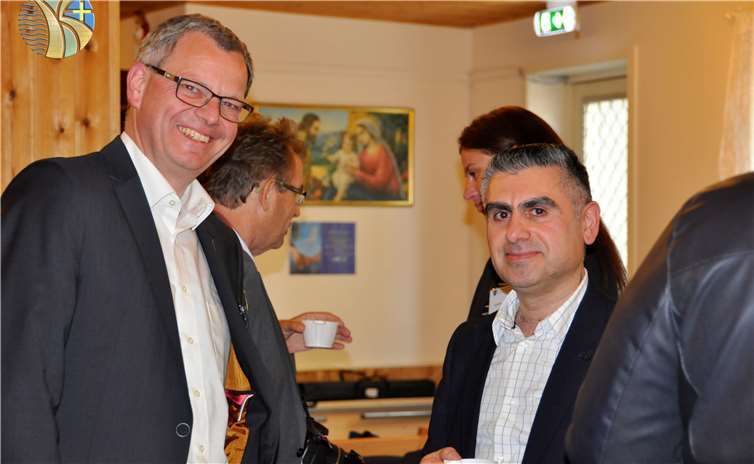 Der Trierer Generalvikar Dr. Ulrich Graf von Plettenberg (li.) bei seinem Besuch im schwedischen Södertälje Foto: Bonifatiuswerk