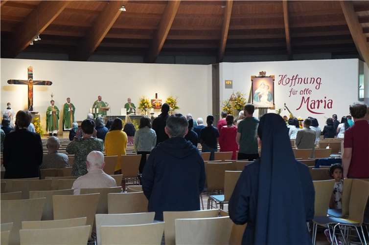 Der Trierer Weihbischof Jörg Michael Peters feiert gemeinsam mit den Besucherinnen und Besuchern einen Gottesdienst. Foto: Pilgerzentrale Schönstatt