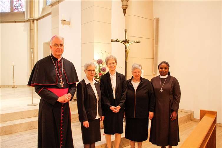 Der Trierer Weihbischof Jörg Michael Peters mit der neu gewählten Ordensleitung: Generaloberin Schwester M. Michaele Rohde (Mitte), Generalvikarin Schwester Gerlinde-Maria Gard (2. von links) und die beiden Generalrätinnen Schwester Jutta Maria Musker und Schwester M. Diane Tobossi (rechts).  Foto: Christian Belz