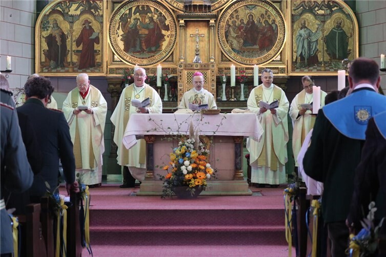 Der Trierer Weihbischof Robert Brahm (Mitte) hat mit Mitgliedern der Europäischen Gemeinschaft Historischer Schützen, Priestern und Gästen einen Gottesdienst in Weißenthurm gefeiert, zugleich wurden 32 Personen in die Ritterschaft vom Heiligen Sebastianus in Europa aufgenommen.