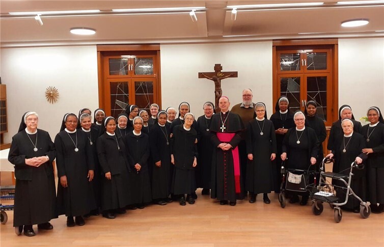 Der Trierer Weihbischof Robert Brahm feierte mit den Schwestern vom Heiligen Geist und Gästen einen gemeinsamen Gottesdienst im Rahmen des 140-jährigen Bestehens der Gebetsgemeinschaft.
