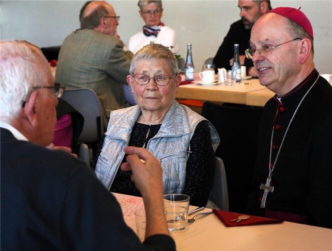 Der Trierer Weihbischof Robert Brahm ist während seiner Visitation (Besuchsreise) durch den Pastoralen Raum Andernach vielen Menschen begegnet, unter anderem beim Mittagstisch in Andernach. Foto: Bistum Trier/Julia Fröder