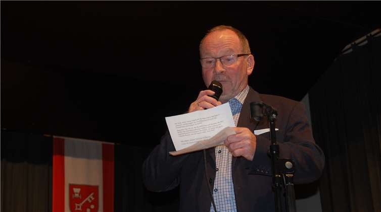 Der Trimbser Ortsbürgermeister Peter Schmitt richtete im Vorfeld einige Worte an die Zuhörer.