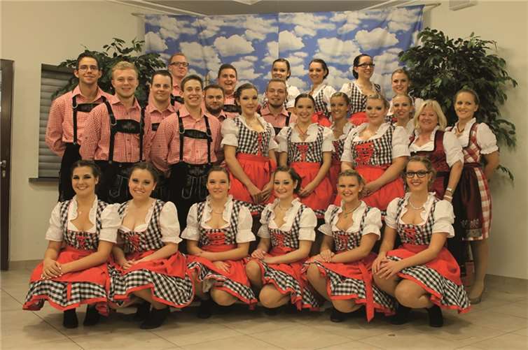 Der Truppe des Tanzcorps Rot-Weiß Vettelschoss e.V. luden zum Oktoberfestzelt ein.