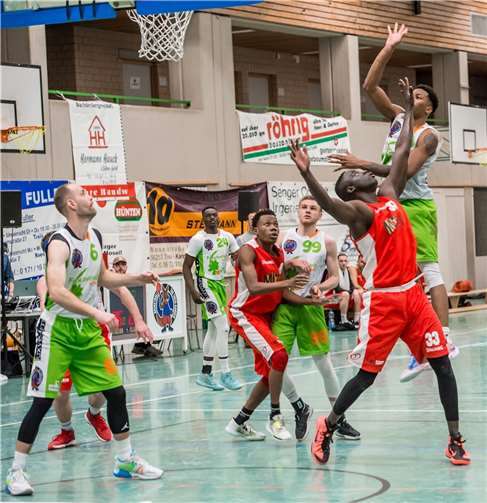 Der TuS Treis-Karden (in weiß-grün) im Spiel gegen Saarbrücken. Fotos: Ferrlein