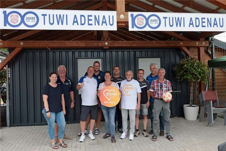 Neuer Glanz fürs Eifelstadion Der TuWi Adenau freut sich über die neu gestaltete Fläche vor dem Verkaufsstand im Eifelstadion. Foto: Werner Dreschers
