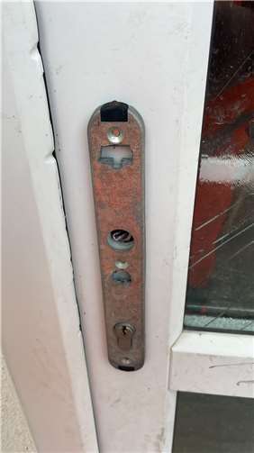 Der Türgriff wurde abgerissen.