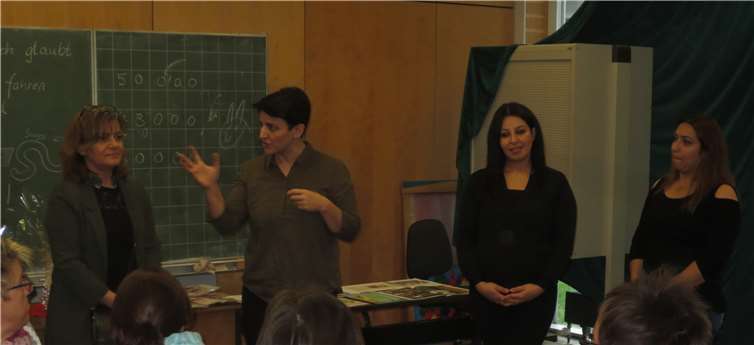 Der Türkische Elternbund gratulierte anlässlich des Lehrertages in der Türkei dem Kollegium der Bodelschwinghschule. privat