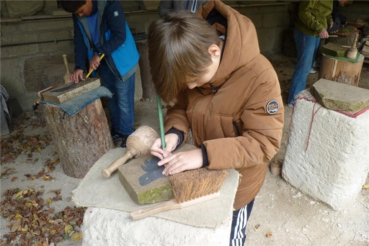 Der Tuffstein wird bearbeitet