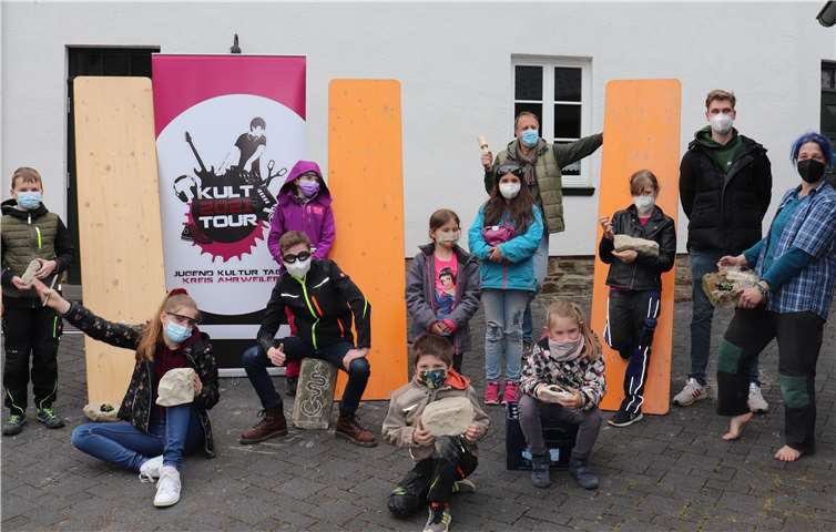 Der Tuffstein wurde von den Kindern und Jugendlichen mit Holzklöppel und Handeisen unter Anleitung von Lisa Winkens (re.) in die gewünschte Form gebracht. Foto: Jugendbüro Altenahr