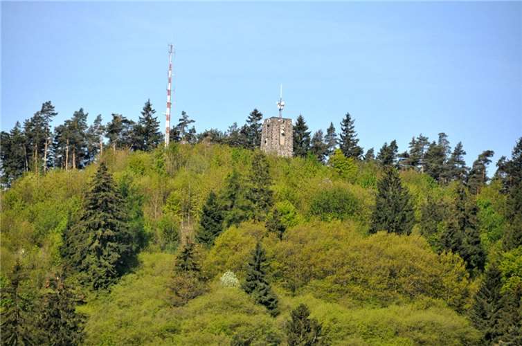 Der Turm ist weithin sichtbar im Hochsimmerland.  Fotos: Bernd Schmitz