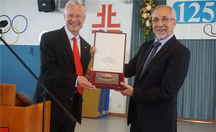 Der Turnverband Mittelrhein zeichnete den Turnverein Weitersburg mit dem Walter-Kolb-Schild aus.