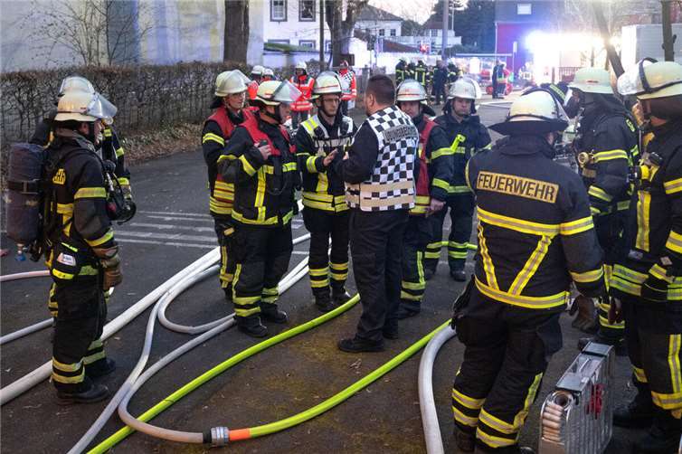 Der Übungsbeobachter (karierte Weste) erkundigt sich nach dem Vorgehen.