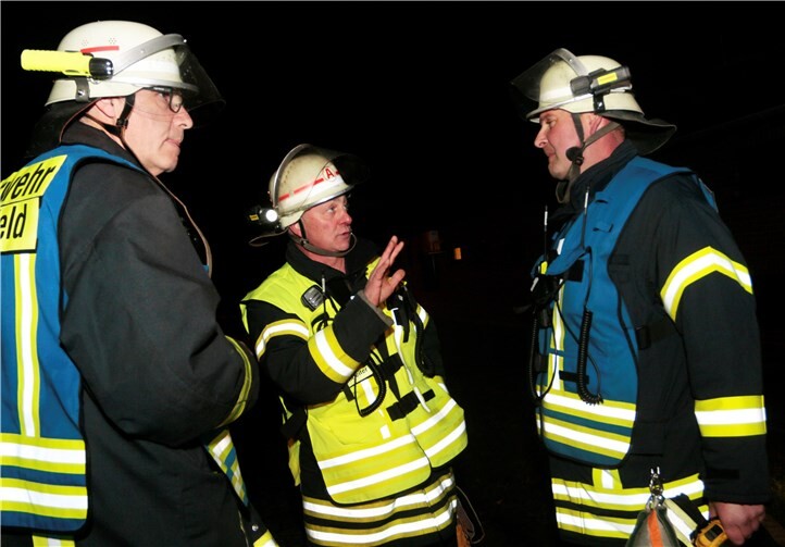Der Übungsleiter und stellv. Wehrleiter Bernd May Mitte gibt Anweisungen.