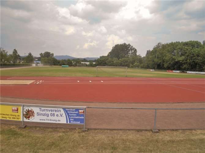 Der Umbau eines Stadionkopfes im Rhein-Ahr-Stadion mit einem Kunststoffbelag wurde erfolgreich abgeschlossen.privat