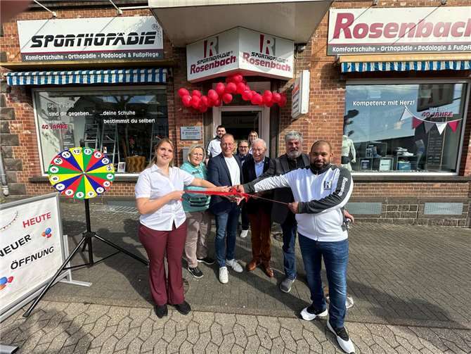 Der Umbau ist abgeschlossen: „Sportorthopädie Rosenbach“ hat das Ladenlokal in der Mendiger Bahnstraße zur Freude der Geschäftsführung und der Eröffnungsgäste fit für die Zukunft gemacht (von links): Anja Debernitz, geschäftsführende Gesellschafterin, Gisela Rosenbach, Gründerin, Jörg Lempertz, Bürgermeister VG Mendig, Jürgen Zinken, Wirtschaftsförderer VG Mendig, Gernot Mittler, Vermieter des Ladenlokals, Achim Grün, Stadtbürgermeister Mendig, Dominik Rosenbach, Staatlich geprüfter Podologe, (hintere Reihe von links), Max Weber und Martina Anuth, beide Filialleitung von „Sportorthopädie Rosenbach“ in Mendig. Foto: Stefan Pauly/VG-Verwaltung Mendig