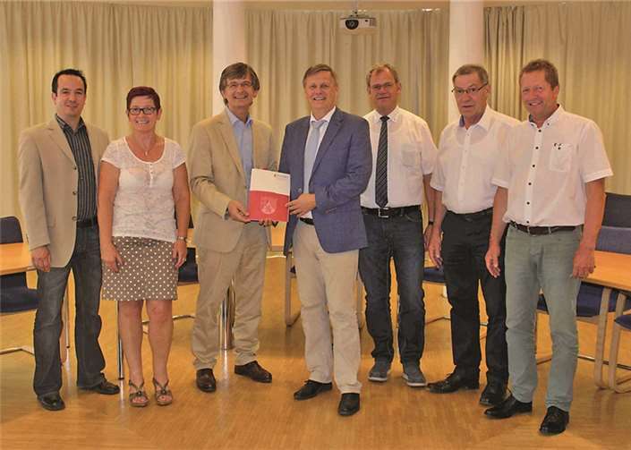 Der Umbau kann beginnen (v. l.): Dr. Thomas Lenhart von der SGD Nord, die Werkleiterin „Abwasser“ Linz Dagmar Stirba, der Bürgermeister der Verbandsgemeinde Linz Hans-Günter Fischer, der Präsident der SGD Nord Dr. Ulrich Kleemann, der Bürgermeister der Verbandsgemeinde Asbach Lothar Röser, der Ortsbürgermeister Vettelschoß Heinrich Freidel und der Werkleiter „Abwasser“ Asbach Andreas Fulda. privat