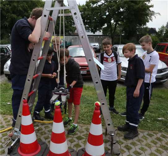 Der Umgang mit dem Spreizer will gelernt sein, hier galt es, Geschicklichkeit zu demonstrieren.