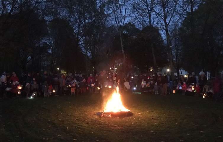Der Umzug endete am Martinsfeuer an der Grillhütte.  privat