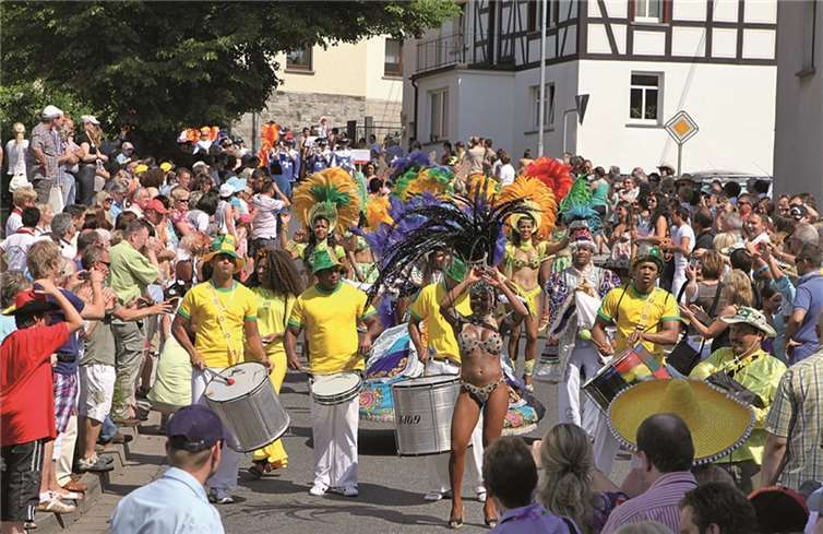 Der Umzug mit den farbenprächtigen Tänzerinnen und Tänzern von Timbalando Brasil sorgt für Zuckerhuttemperaturen! privat