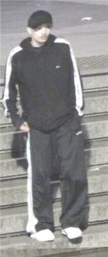 Der Unbekannte soll mit vier bereits identifizierten Tatverdächtigen einen 18-Jährigen angegriffen haben. Foto: Polizei Köln