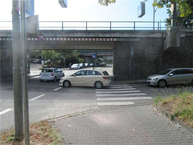 Der Unfallschwerpunkt David-Röntgen-Straße/Bardelebenstraße: Das Radfahren auf der Fahrbahn soll diese Stelle entschärfen. Rad-Schutzstreifen auf der Fahrbahn werden noch markiert.Quelle: Stadt Koblenz