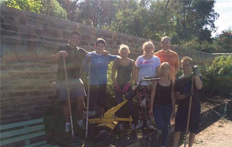 Der Unkeler Junggesellenverein befreite Blumenbeete von Unkraut und Müll, damit bis zum Weinfest alles schön ausssieht.privat