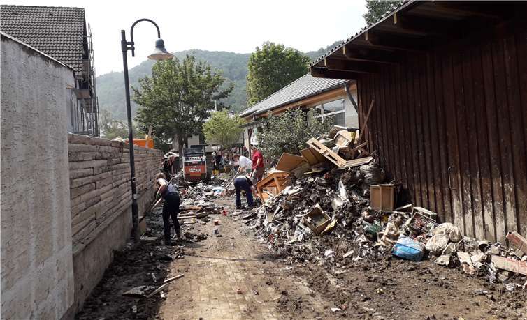 Der Unrat stapelt sich immer noch am Wegesrand.Fotos: WITE