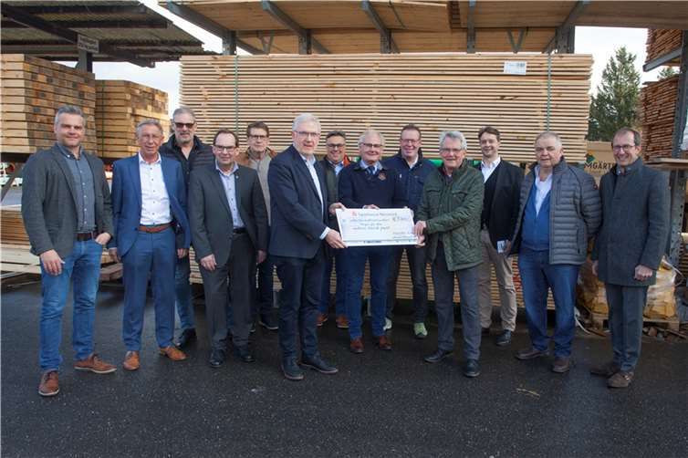 Der Unternehmerstammtisch übergibt den symbolischen Scheck an Hospiz-Geschäftsführer Christoph Drolshagen (6. von links) und Hans-Peter Knossalla, Vorsitzender des Neuwieder Hospiz (4. von rechts). Foto: Wolfgang Tischler