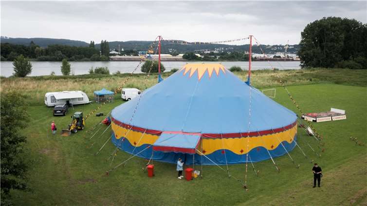 Der Unterricht fand auf der Rheinwiese statt.