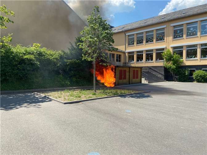 Der Unterstand mit dem Altpapiercontainer war in Brand geraten.  Foto: Freiwillige Feuerwehr Mendig
