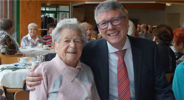 Der Urmitzer Ortsbürgermeister Norbert Bahl mit der 99-jährigen Sibylle Weinand, der man ihr stattliches Alter nicht ansieht. Die rüstige Seniorin nahm gerne am vorweihnachtlichen Nachmittag der Ortsgemeinde teil.