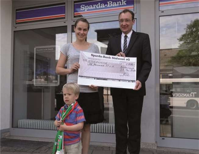 Der VC Neuwied 77 (vertreten durch Rebecca Blum mit Sohn Julius) bedankt sich bei der Sparda-Bank Südwest (vertreten durch Henning Oster) für eine Spende in Höhe von 1000 Euro, mit der die Sparda-Bank die neu ins Leben gerufene Kooperation des VC Neuwied77 mit der Ballschule Köln/Heidelberg unterstützt.privat