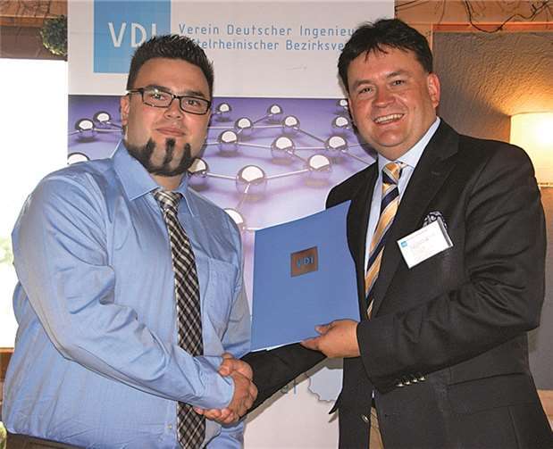 Der VDI Mittelrhein e.V. lobt einen Förderpreis aus. In diesem Jahr gratulierte der 1. Vorsitzende Dipl.-Ing. Jürgen R. Dietrich MBM (r.) Magnus Hümmerich B.Eng.(l.) aus Koblenz zu seiner herausragenden Arbeit und überreichte ihm die Urkunde mit einem Geldbetrag.  Privat