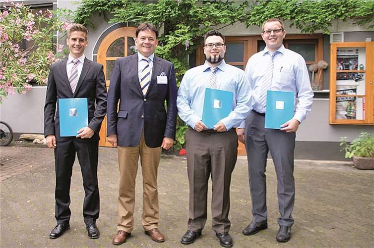Der VDI Mittelrhein e.V. lobt in jedem Jahr einen Förderpreis aus. Auch in diesem Jahr boten wieder drei Arbeiten Forschungsergebnisse auf höchstem Niveau. Der 1. Vorsitzende Dipl.-Ing. Jürgen R. Dietrich MBM (2.v.l.) gratulierte den Preisträgern (v.l. Tobias Wallau, B.Eng., Magnus Hümmerich, B.Eng. und Dipl.-Ing. Viktor Schönhof).