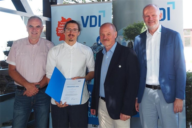Der VDI Mittelrheinischer Bezirksverein e.V. zeichnet jedes Jahr herausragende wissenschaftliche Abschlussarbeiten aus. In diesem Jahr erhält Elias Scholtes M.Eng. (2. von links)  beim Sommerfest in Neuwied den VDI-Förderpreis 2026 für seine Masterarbeit zur energetischen Sanierung und Erweiterung eines Bestandsgebäudes. Zu der Preisverleihung gratulieren ihm (von links) sein Betreuer Prof. Dr. Andreas Laubach von der Hochschule Koblenz, der Vorsitzende des VDI Mittelrheinischer Bezirksverein e.V., Dipl.-Ing. Werner Schumacher sowie sein Stellvertreter, Dipl.-Ing. Martin Füllsack.