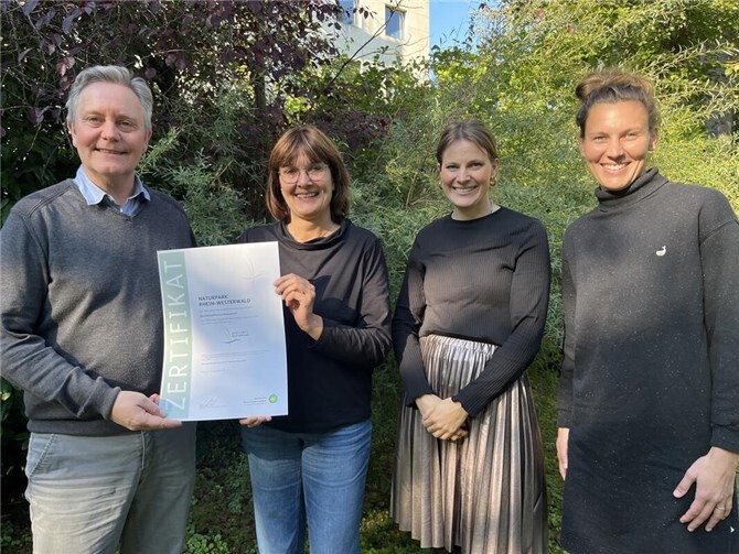Der VDN-Geschäftsführer Ulrich Köster überreichte in der VDN-Geschäftsstelle die Urkunde an das Team des Naturparks.  Foto: Irmgard Schröer/Naturpark Rhein-Westerwald