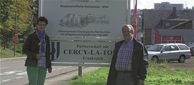 Der VVV trug dem Wunsch von Stadtbürgermeister Gerd Jung Rechnung und ließ von einer Fachfirma den bisherigen Schriftzug „Theologische Hochschule“ ergänzen.privat