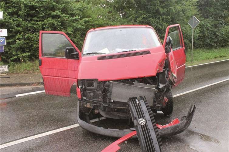 Der VW-Bus wurde bei dem Unfall erheblich beschädigt.privat