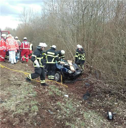 Der VW-Fahrer musste durch die Feuerwehr aus seinem Auto befreit und mit dem Rettungshubschrauber in ein Krankenhaus geflogen werden.